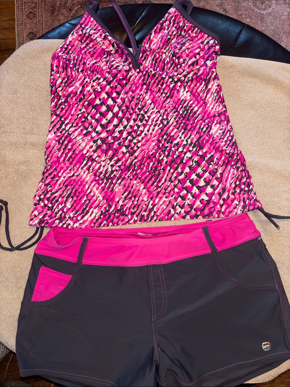 Free Country Hot Pink Patterned Tankini Top with Black Swim Bottoms. Worn once!